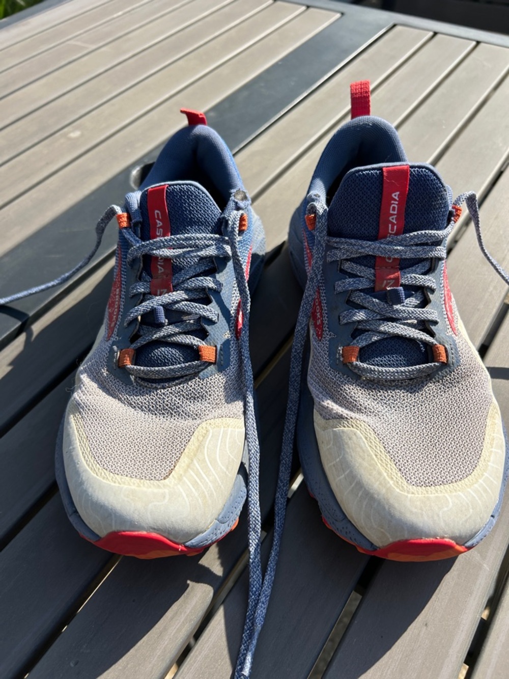 Brooks Casadia 17 , Athletic Sneakers in Navy, Light Gray